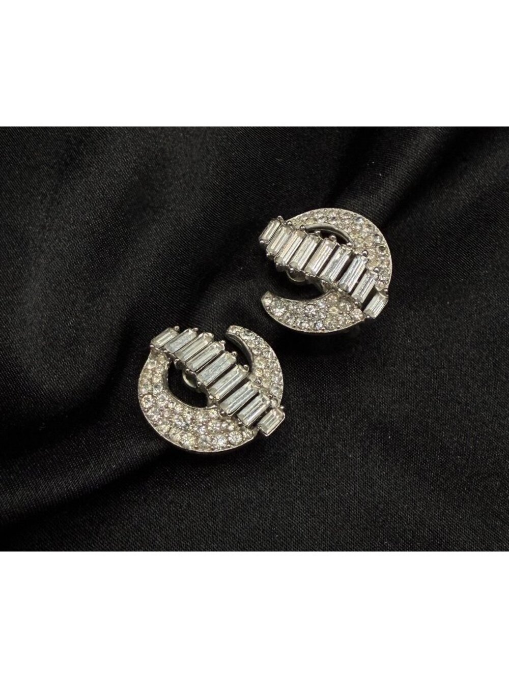 Rare Find Vintage TRIFARI Signed 1950s Clip-On Earrings With Rhinestone